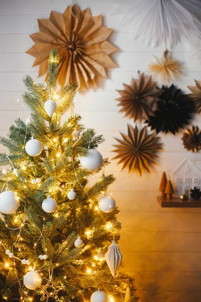 Árvore Natal Elegante Decorada Com Bugigangas Brancas Modernas Luzes Douradas — Fotografia de Stock