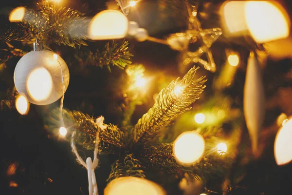 Moderner Christbaumschmuck Weiße Kugeln Und Goldene Weihnachtslichter Bokeh Aus Nächster — Stockfoto