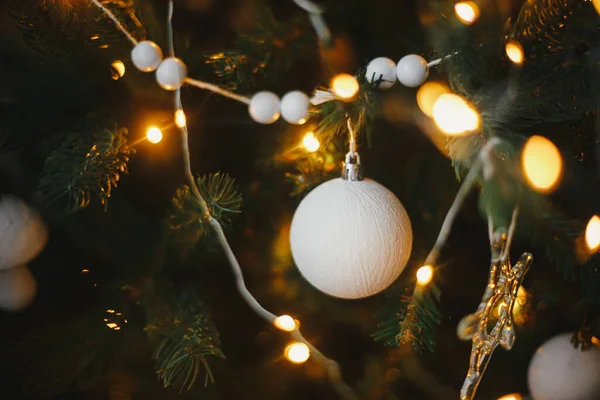 Modern Noel Ağacı Süslemeleri Beyaz Takılar Altın Noel Işıkları Yaklaştı — Stok fotoğraf