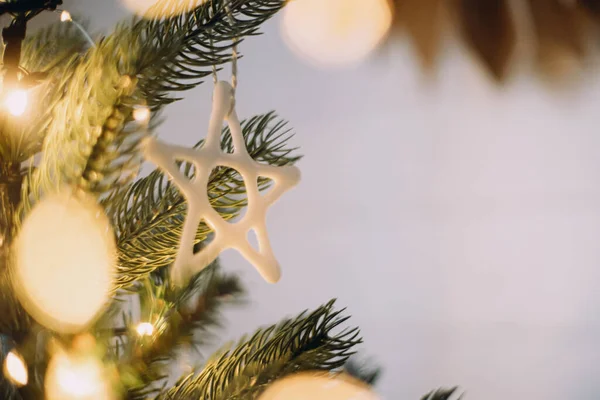現代のガラスクリスマスの装飾品 白い泡と黄金のクリスマスライトボケソフトフォーカス テキスト用のスペース 大気中のお祝いの装飾された北欧の部屋 スタイリッシュなクリスマスの星の装飾 — ストック写真