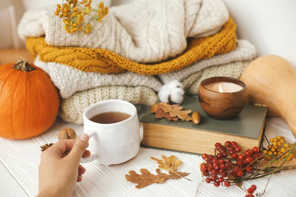 Tazza Mano Sullo Sfondo Zucca Maglioni Accoglienti Foglie Autunnali Candela — Foto Stock