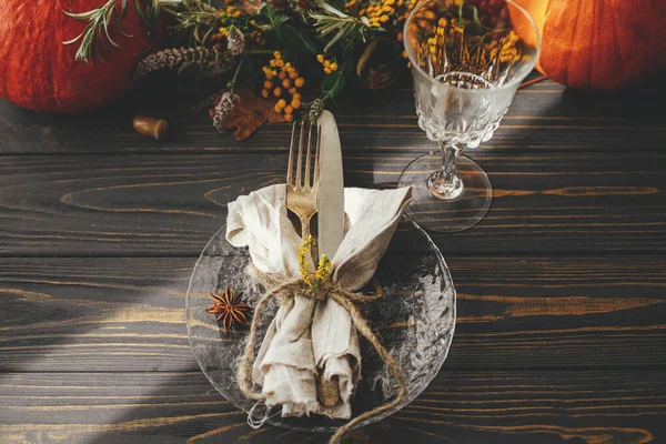 Thanksgiving Diner Tafel Dekken Modern Bord Met Vintage Bestek Linnen — Stockfoto