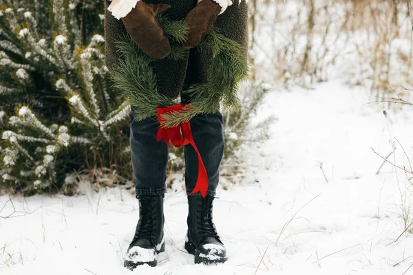 Stilvolle Frau Mit Adventskranz Winterpark Junges Weibchen Kuscheligen Fäustlingen Und — Stockfoto