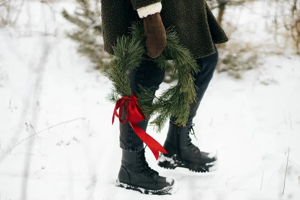 Stylish Woman Christmas Wreath Winter Park Young Female Cozy Mittens — Stock Photo, Image
