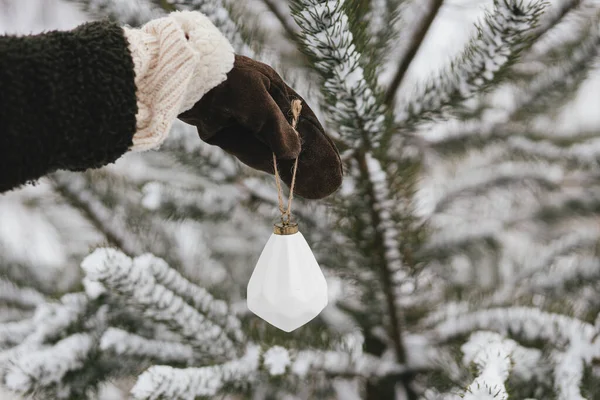 Hand Hand Schmücken Kuschelige Handschuhe Tannenzweige Mit Stilvollem Weißen Ornament — Stockfoto