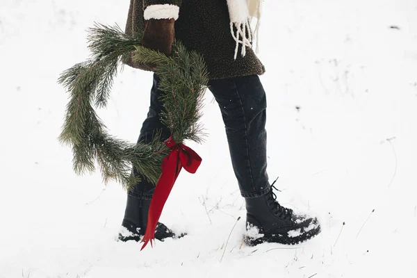 Boldog Karácsonyt Stílusos Karácsonyi Koszorúval Winter Parkban Fiatal Hangulatos Kesztyű — Stock Fotó