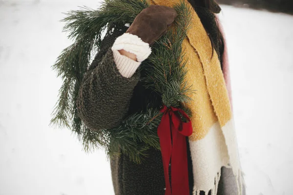 Stylish Beautiful Woman Christmas Wreath Snowy Winter Field Young Female — Stock Photo, Image