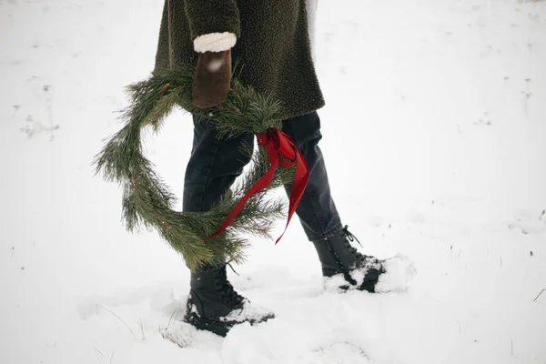 Zimní Prázdniny Venkově Stylová Žena Vánočním Věncem Zimním Parku Mladá — Stock fotografie