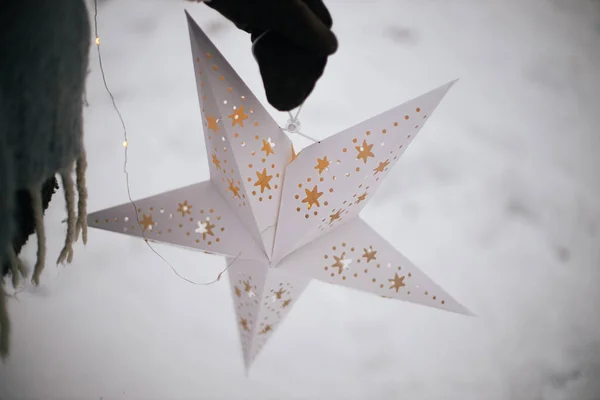Μεγάλο Λευκό Χριστουγεννιάτικο Αστέρι Στο Χέρι Γυναίκα Χιονισμένο Δάσος Χειμώνα — Φωτογραφία Αρχείου