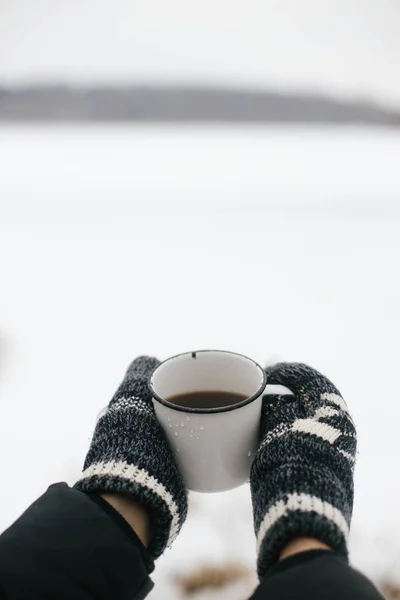 Hände Kuscheligen Handschuhen Halten Eine Warme Tasse Tee Auf Dem — Stockfoto