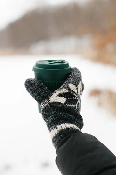 Kışın Karlı Gölün Arka Planında Tekrar Kullanılabilir Bir Fincan Çay — Stok fotoğraf