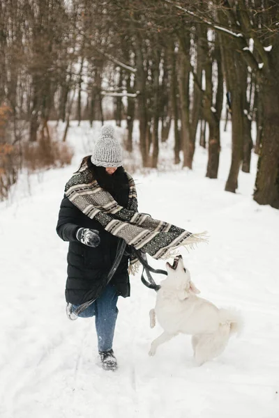 Mulher Hipster Elegante Correndo Com Cão Bonito Parque Inverno Nevado — Fotografia de Stock