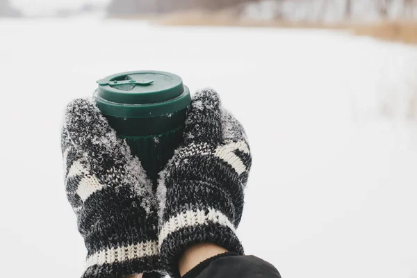 Hände Kuscheligen Handschuhen Halten Winter Eine Wiederverwendbare Warme Tasse Tee — Stockfoto