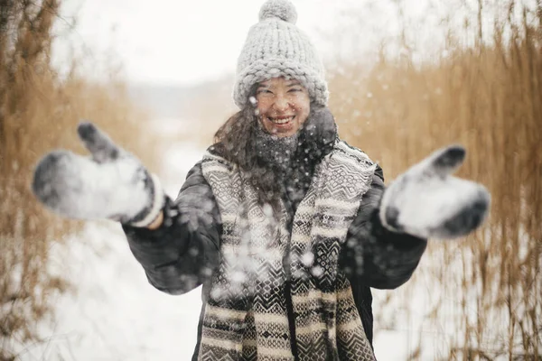 Stylová Šťastná Žena Házení Sněhu Pletených Rukavicích Pozadí Zimního Parku — Stock fotografie
