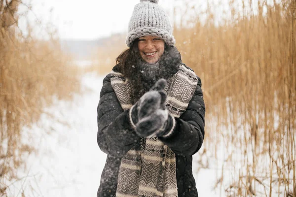 Stylish Happy Woman Throwing Snow Knitted Gloves Background Winter Park — Stock Photo, Image
