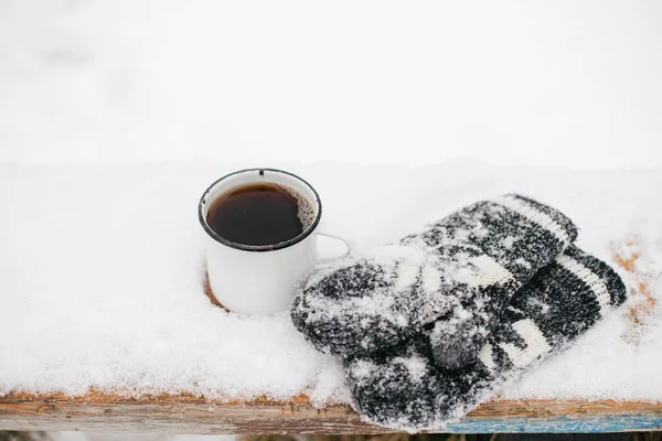 Tasse Chaude Thé Gants Confortables Tricotés Dans Neige Sur Banc — Photo