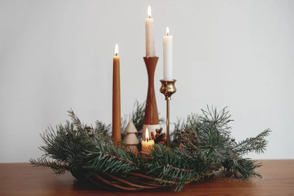 Elegante Ghirlanda Natale Con Candele Decorazioni Pini Tavolo Legno Sfondo — Foto Stock