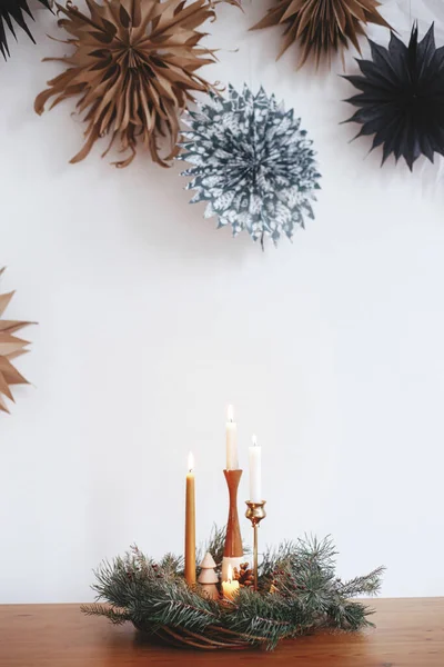 Stylowy Świąteczny Wieniec Świecami Dekoracjami Drewnianym Stole Tle Białej Ściany — Zdjęcie stockowe