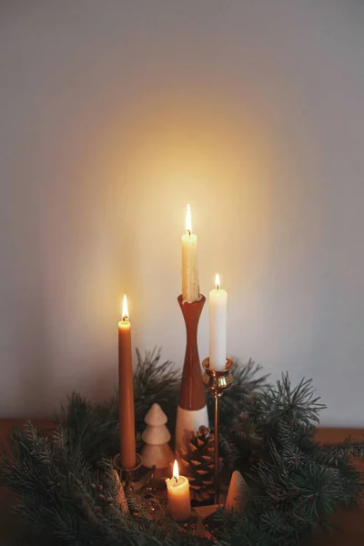 Christmas Advent Stylish Candles Burning Christmas Wreath Pine Cones Tree — Stock Photo, Image