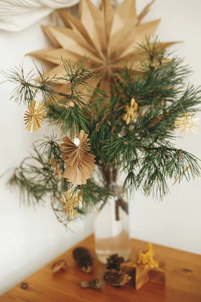 Stylische Weihnachtssterne Aus Stroh Und Papierengel Auf Tannenzweigen Auf Dem — Stockfoto