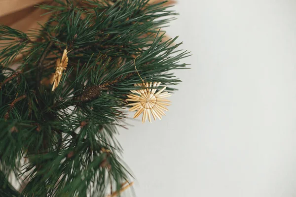 Стильні Різдвяні Зірки Солом Яні Прикраси Соснових Гілках Вазі Фоні — стокове фото