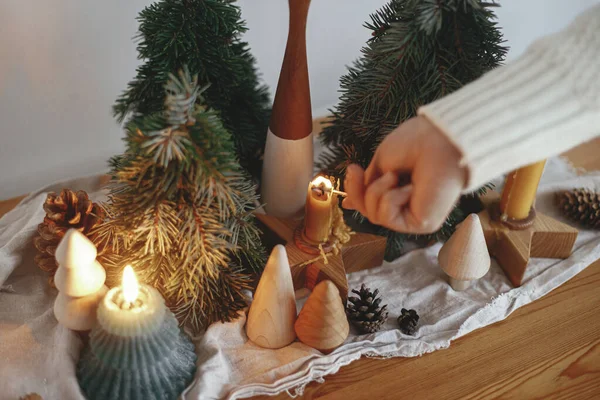 在鸟类节庆室的木制桌子上 用松树装饰 圆锥和粗布点着圣诞烛光 假期来了大气冬季 — 图库照片