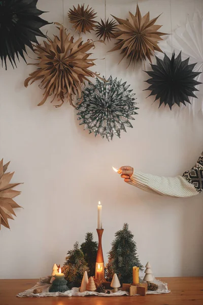 Encendiendo Mano Vela Navidad Sobre Fondo Los Pinos Los Conos — Foto de Stock