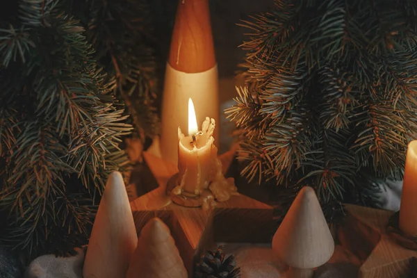 假期来了在夜间丑闻的鸟类房间里 时尚的燃烧着圣诞蜡烛 并在古朴的木制背景上装饰着现代装饰 大气时刻 — 图库照片