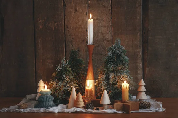 圣诞节来了在夜间丑闻的鸟类房间里 时尚的燃烧着圣诞蜡烛 并在古朴的木制背景上装饰着现代装饰 大气时刻 — 图库照片