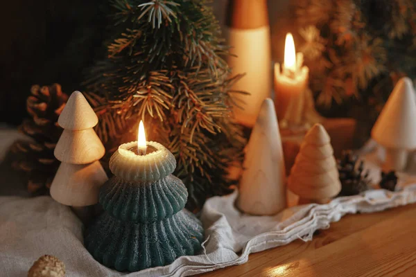 Avvento Natale Eleganti Candele Natale Ardenti Pini Coni Decorazioni Moderne — Foto Stock