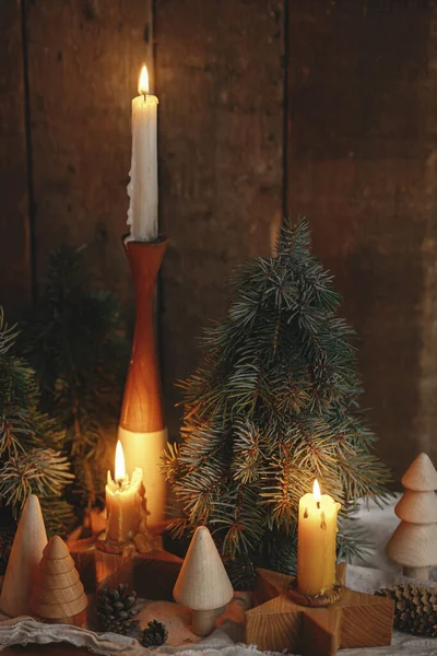 圣诞节来了在夜间丑闻的鸟类房间里 时尚的燃烧着圣诞蜡烛 并在古朴的木制背景上装饰着现代装饰 大气时刻 — 图库照片