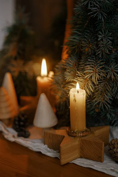 在夜间丑闻的鸟类房间里 时尚的燃烧着圣诞蜡烛 并在古朴的木制背景上装饰着现代装饰 假期来了大气时刻 — 图库照片