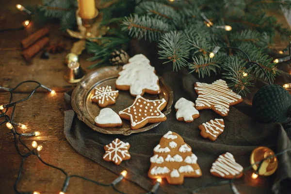 Julpepparkakor Gran Grenar Varma Lampor Servett Och Rustika Träbord Stämningsfull — Stockfoto