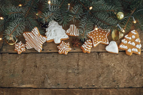 Χριστούγεννα Ρουστίκ Επίπεδη Θέσει Χριστουγεννιάτικα Μπισκότα Μελόψωμο Κλαδιά Ελάτης Ζεστά — Φωτογραφία Αρχείου