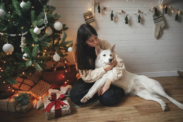 Mujer Feliz Elegante Sentado Abrazando Perro Adorable Bajo Árbol Navidad — Foto de Stock