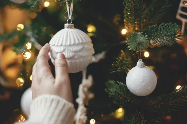 Hand Hand Kuscheligem Pullover Mit Moderner Weißer Christbaumkugel Der Christbaumbeleuchtung — Stockfoto