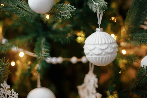 Moderne Weiße Christbaumkugeln Hängen Einem Stilvollen Boho Weihnachtsbaum Mit Lichtern — Stockfoto