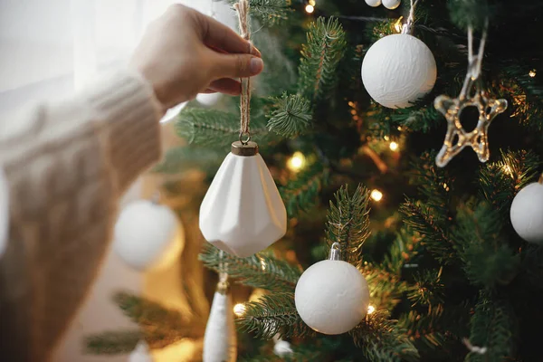 Hand Hand Kuscheligem Pullover Mit Moderner Weißer Christbaumkugel Der Christbaumbeleuchtung — Stockfoto