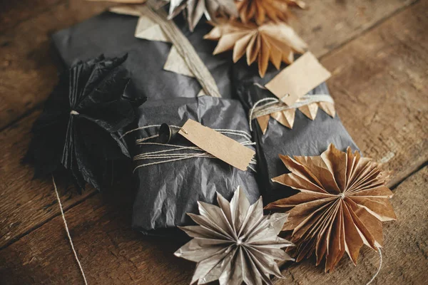 Elegantes Regalos Navidad Envueltos Papel Artesanal Negro Con Etiquetas Estrellas — Foto de Stock