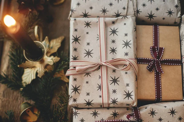 Frohe Weihnachten Stilvolle Weihnachtsgeschenke Verpackt Bastelpapier Vintage Kerzen Tannenzweige Und — Stockfoto