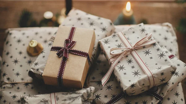 Stilvolle Weihnachtsgeschenke Bastelpapier Verpackt Vintage Kerzen Tannenzweige Und Glocken Auf — Stockfoto