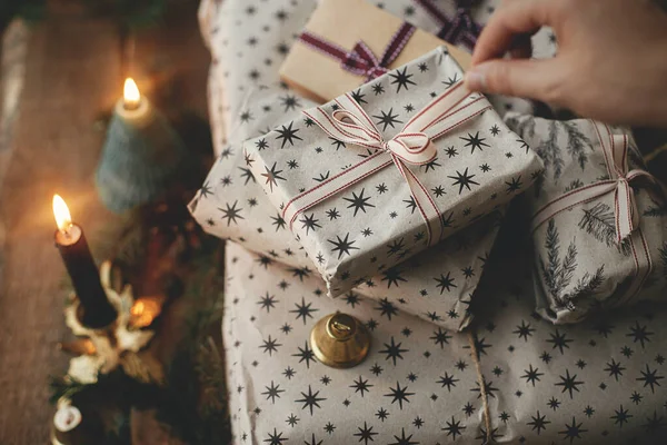 Apertura Mano Elegante Regalo Navidad Envuelto Papel Sobre Una Mesa —  Fotos de Stock