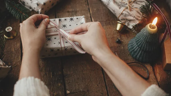 Mains Enveloppant Cadeau Noël Élégant Papier Artisanal Sur Une Table — Photo