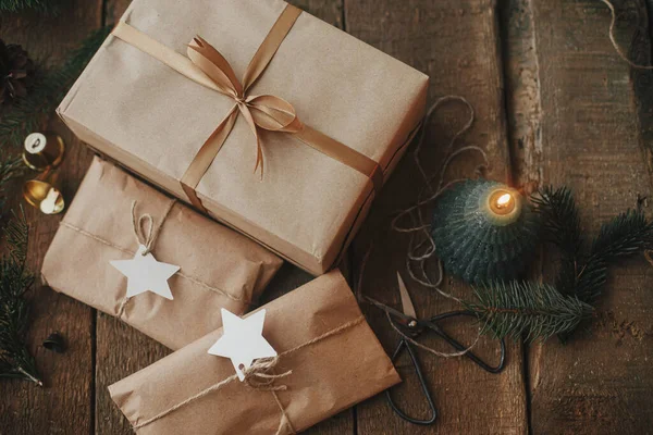 Boldog Karácsonyt Stílusos Karácsonyi Ajándékok Csomagolva Kézműves Papír Gyertya Olló — Stock Fotó