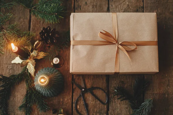 Boldog Karácsonyt Rusztikus Lapos Feküdt Stílusos Karácsonyi Ajándék Csomagolva Kézműves — Stock Fotó