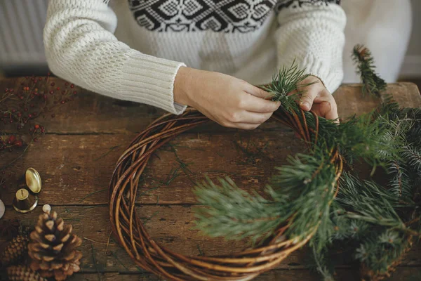 Děláme Vánoční Věnec Žena Útulném Svetru Drží Borové Větve Aranžuje — Stock fotografie