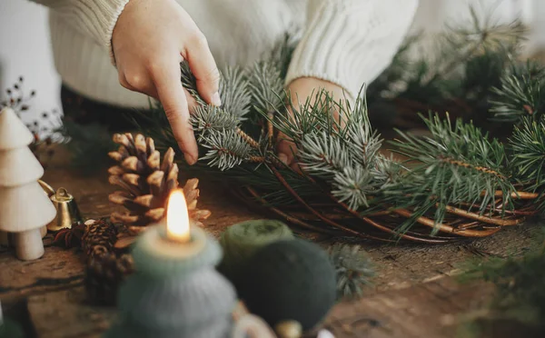 Жінка Тримає Ялинковий Вінок Влаштовує Різдвяний Вінок Сільському Дерев Яному — стокове фото