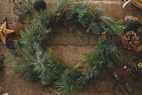 Noel Kırsal Çelengi Kırsal Ahşap Arka Planda Şık Bir Noel — Stok fotoğraf