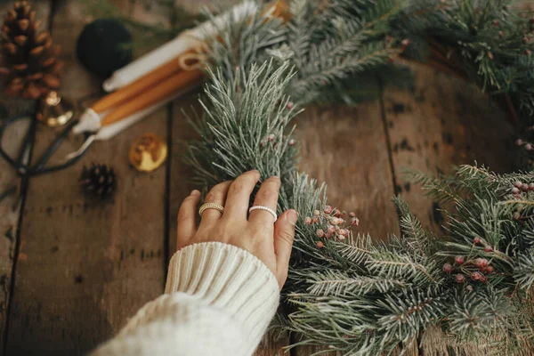 Ruka Stylovými Prsteny Rustikálním Vánočním Věnci Borovými Větvemi Červenými Bobulemi — Stock fotografie