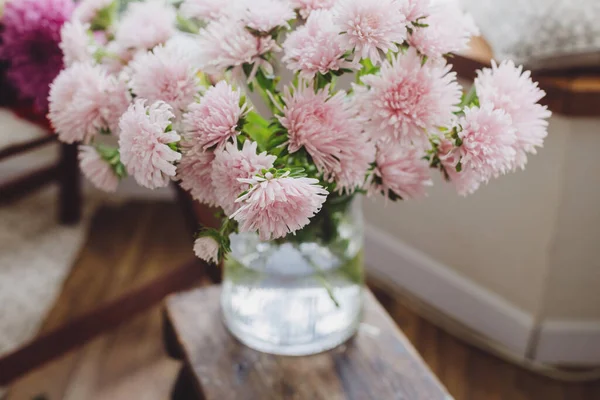 Hermosas Flores Otoño Florero Moderno Sobre Fondo Rústico Madera Las — Foto de Stock